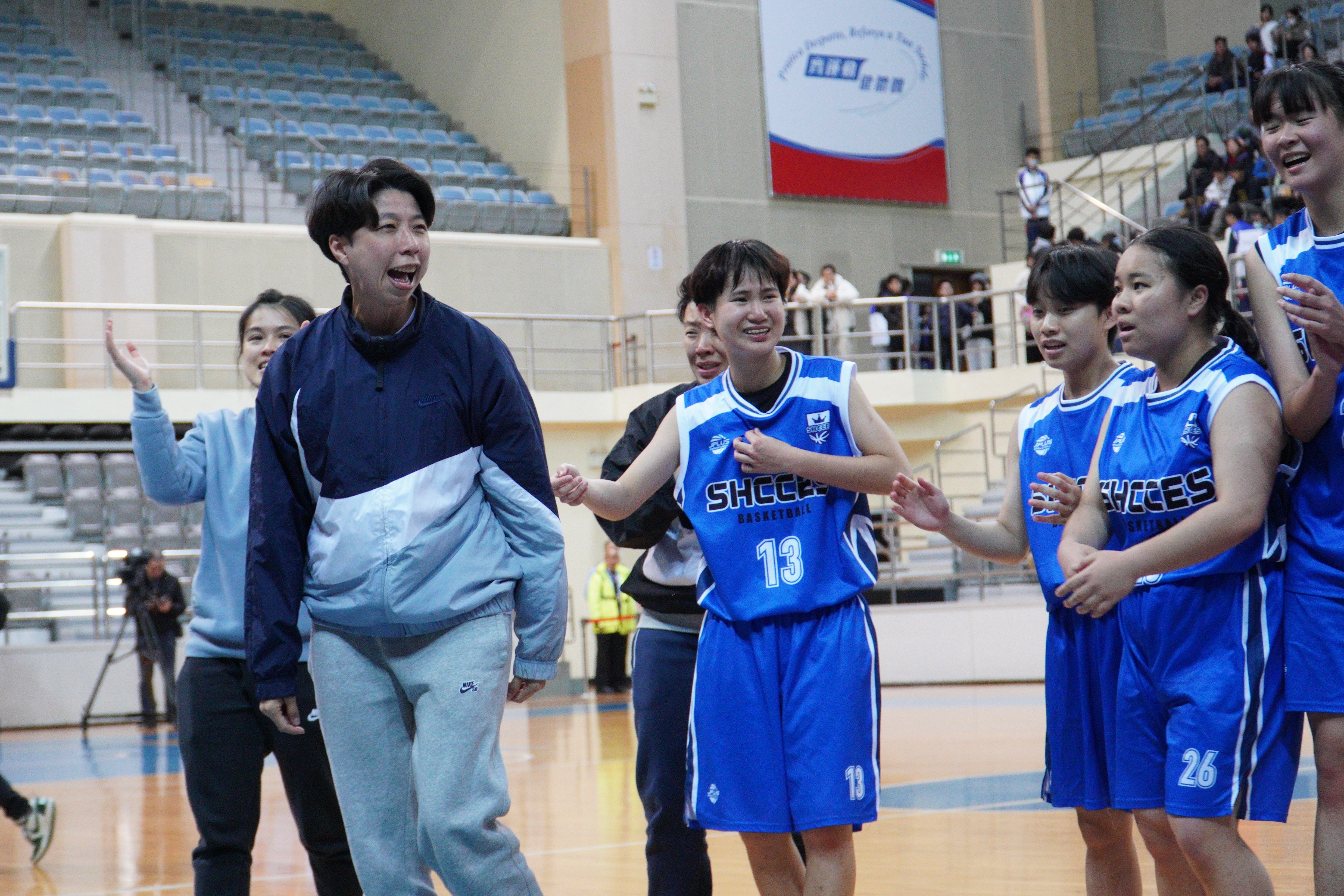 C2 教練羅文詩（圖左）與隊員齊齊慶祝 - 副本.JPG